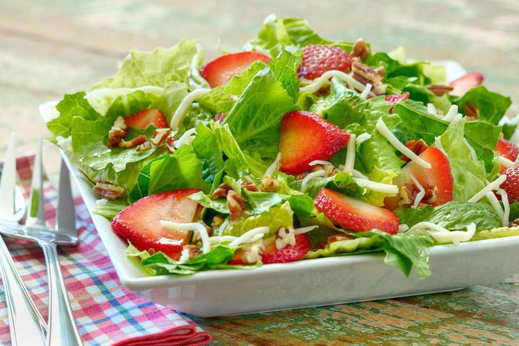 Cách làm salad dâu tây tươi ngon cho mùa hè
