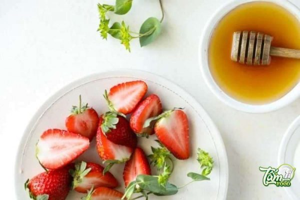 cách làm mặt nạ dâu tây trị mụn