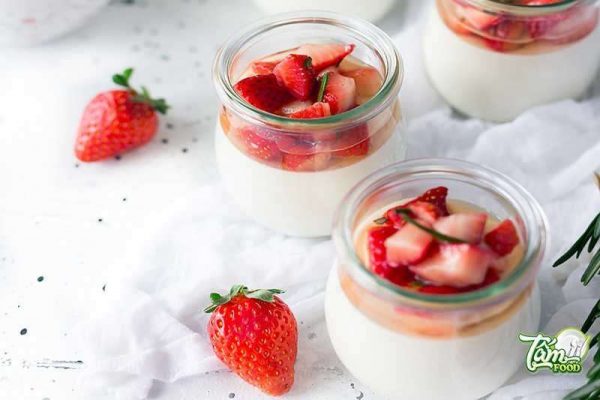 Chế biến dâu tây cho bé ăn dặm