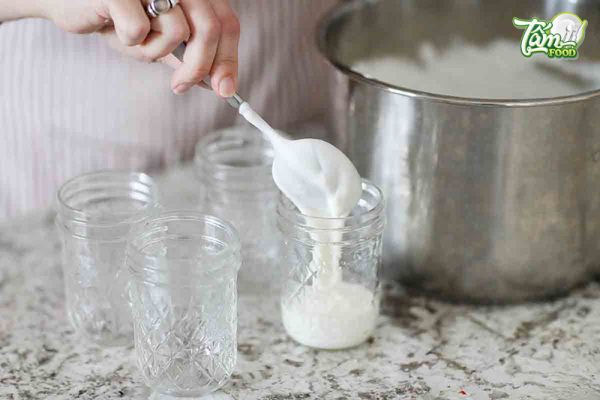 Cách làm sữa chua dâu tây – Yaourt dâu tây thơm tại nhà - Nhà Tấm Food